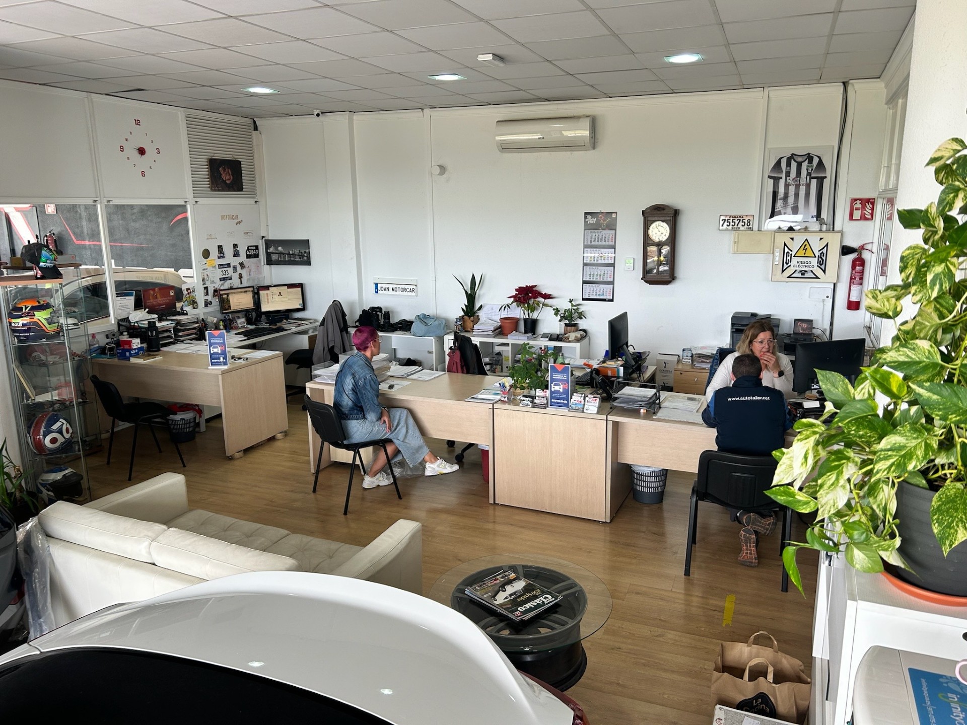Área de recepción con clientes en taller mecánico en Palma de Mallorca