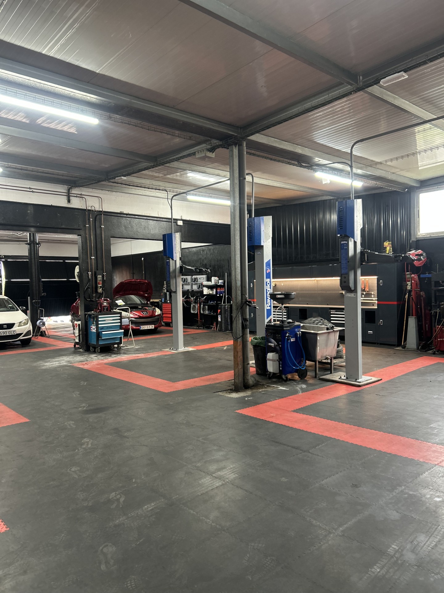 Zona de trabajo del taller mecánico en Palma de Mallorca con elevadores libres